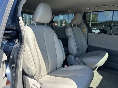 Used 2014 Toyota Sienna XLE image 35