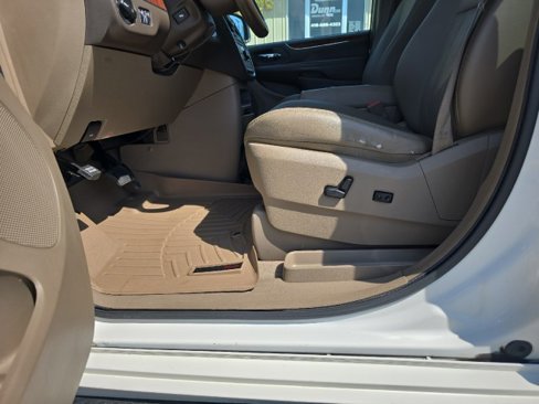 Used 2011 Chrysler Town & Country Touring-L w/ Driver Convenience Group image 16