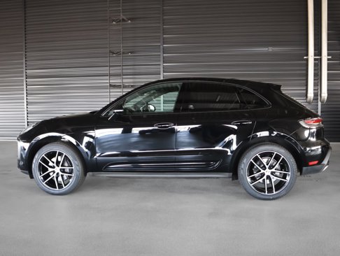 Certified 2023 Porsche Macan image 2