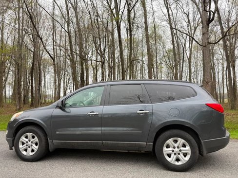 Used 2009 Chevrolet Traverse LS image 2
