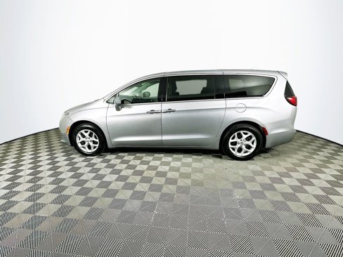 Certified 2018 Chrysler Pacifica Touring Plus w/ Tire & Wheel Group image 7