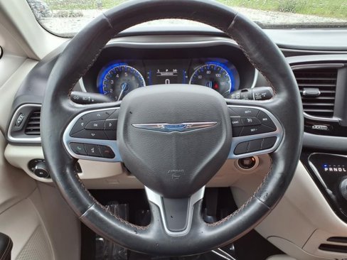 Used 2020 Chrysler Pacifica Touring-L image 17