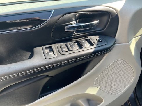 Used 2017 Dodge Grand Caravan SXT image 9