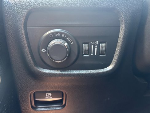 Used 2023 Jeep Grand Cherokee Altitude image 28