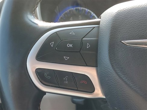 Used 2017 Chrysler Pacifica Touring-L image 18