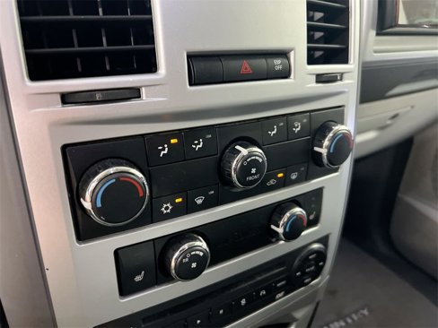 Used 2010 Chrysler Town & Country Touring image 15