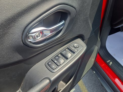 Used 2019 Jeep Cherokee Trailhawk image 16