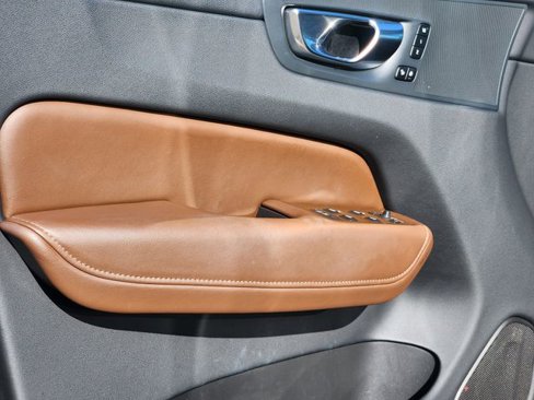 Certified 2023 Volvo XC60 T8 Plus image 9