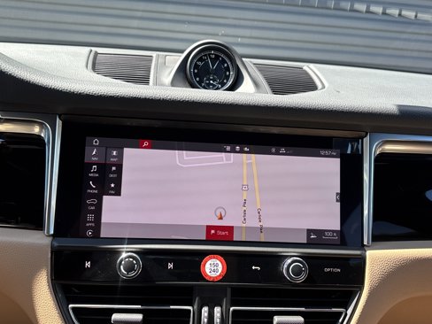 Used 2025 Porsche Macan image 18