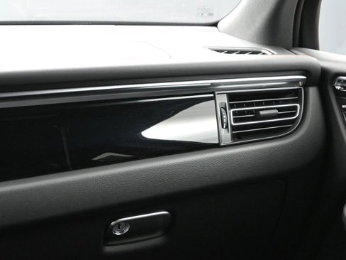 Certified 2025 Porsche Macan image 23