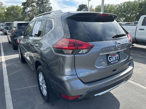 Used 2020 Nissan Rogue SV image 2