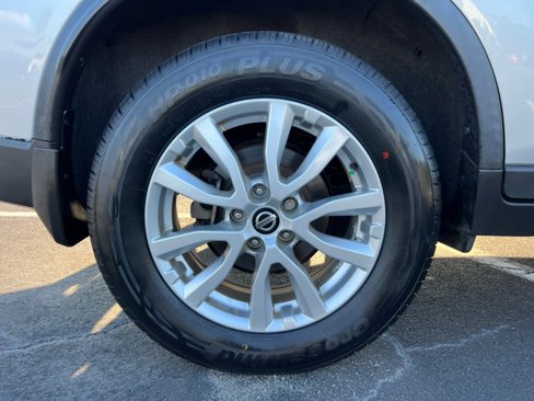 Used 2018 Nissan Rogue SV w/ Premium Package image 27