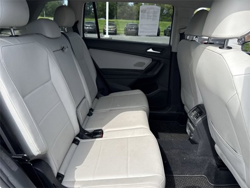 Used 2021 Volkswagen Tiguan SE w/ Panoramic Sunroof Package image 14