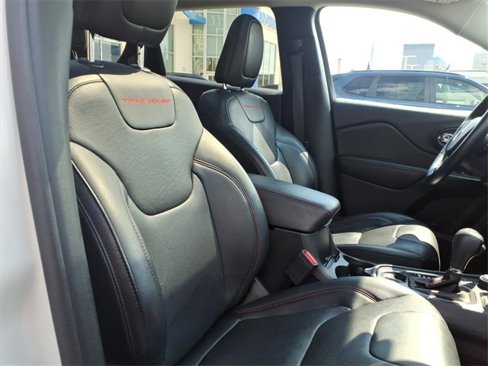 Used 2019 Jeep Cherokee Trailhawk image 10