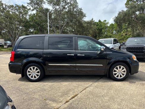 Used 2012 Chrysler Town & Country Touring-L w/ Driver Convenience Group image 2