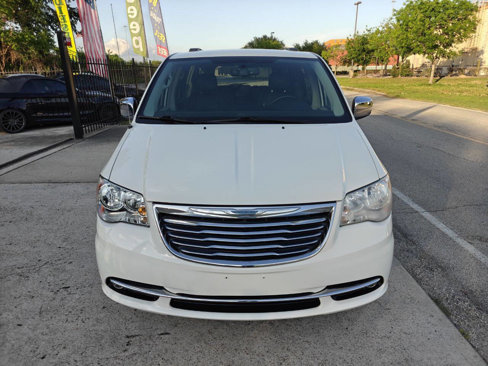Used 2011 Chrysler Town & Country Touring-L image 3