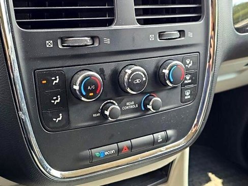 Used 2014 Dodge Grand Caravan SXT image 26