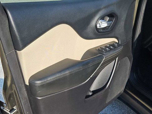 Used 2016 Jeep Cherokee Sport image 19