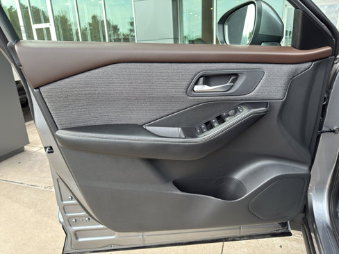 Used 2023 Nissan Rogue SV image 12