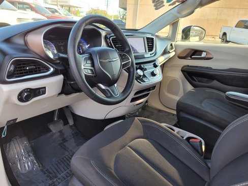 Used 2020 Chrysler Voyager L image 9