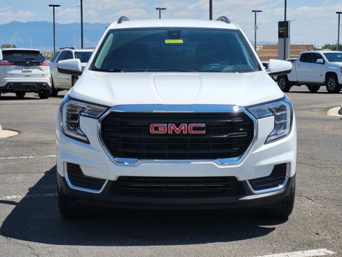 Used 2023 GMC Terrain SLE w/ Driver Convenience Package image 3