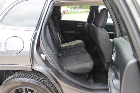 Used 2016 Jeep Cherokee Latitude w/ Comfort/Convenience Group image 40