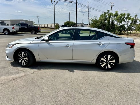 Used 2022 Nissan Altima 2.5 SV image 2