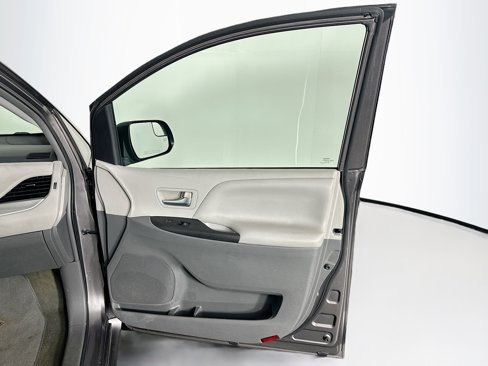 Used 2015 Toyota Sienna LE image 31