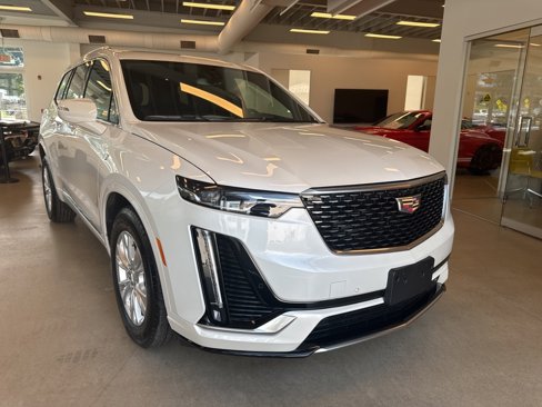 Used 2025 Cadillac XT6 Luxury image 3