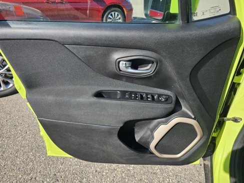 Used 2017 Jeep Renegade Latitude w/ Popular Equipment Group image 19