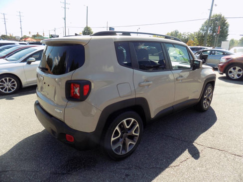 Used 2015 Jeep Renegade Latitude image 9