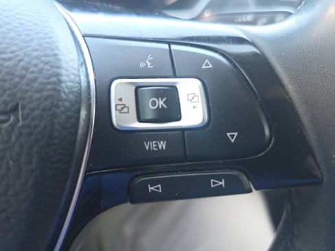 Used 2020 Volkswagen Tiguan SE image 18