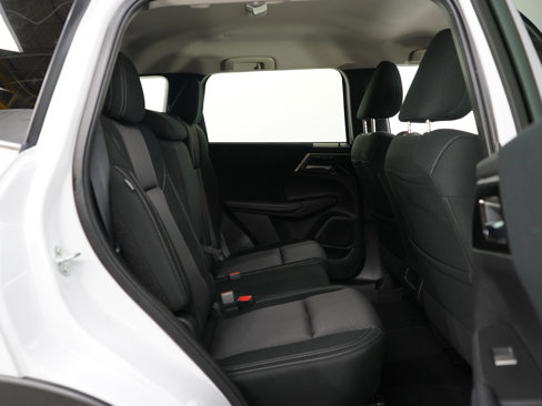 Used 2024 Mitsubishi Outlander ES image 11