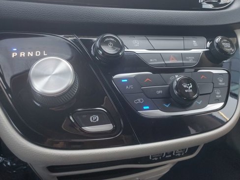 Used 2022 Chrysler Voyager LX image 17