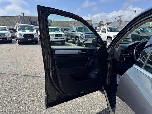 Used 2014 Volkswagen Touareg Sport image 16