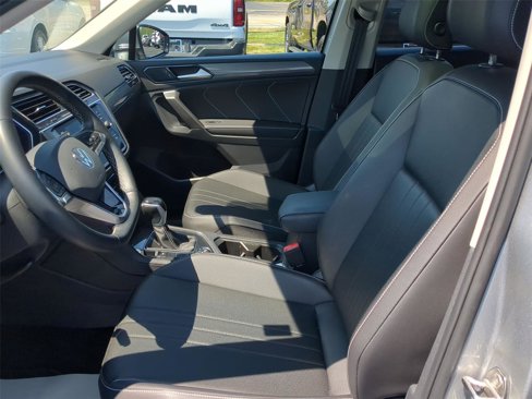 Used 2022 Volkswagen Tiguan SE w/ Panoramic Sunroof Package image 12