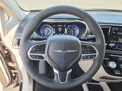 Used 2024 Chrysler Pacifica Touring-L image 23