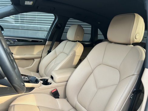 Certified 2025 Porsche Macan image 17