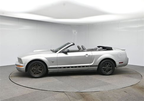Used 2009 Ford Mustang Convertible image 2