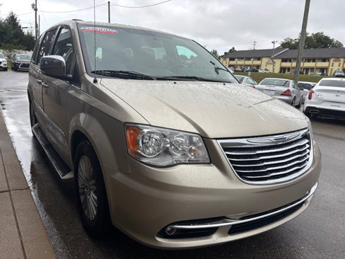 Used 2015 Chrysler Town & Country Touring-L image 6