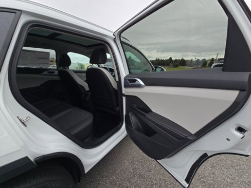 New 2025 Volkswagen Taos SE image 13