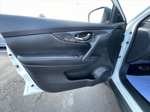 Used 2020 Nissan Rogue SV image 13