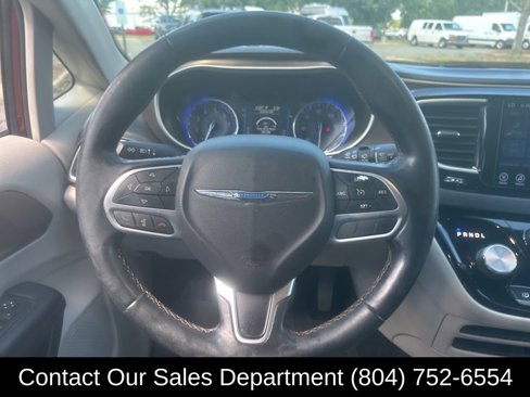 Used 2017 Chrysler Pacifica Touring-L image 18
