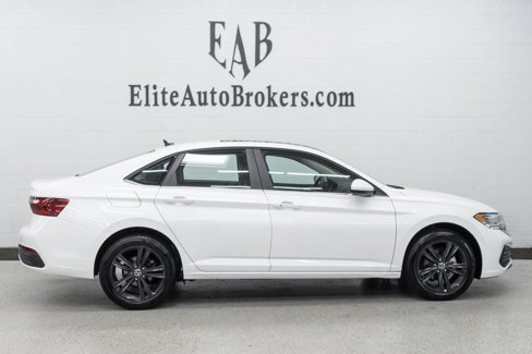 Used 2024 Volkswagen Jetta SE w/ Panoramic Sunroof Package image 5