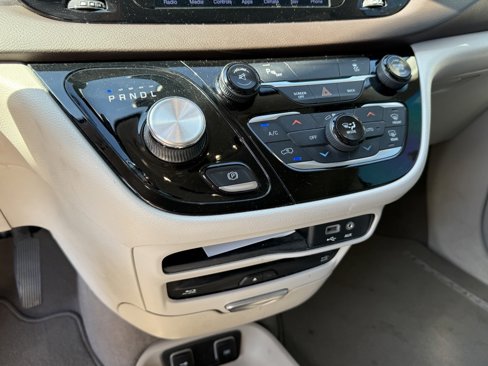 Used 2017 Chrysler Pacifica Touring-L Plus w/ Tire & Wheel Group image 22