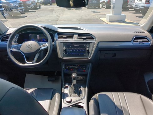 Used 2022 Volkswagen Tiguan SE w/ Panoramic Sunroof Package image 11