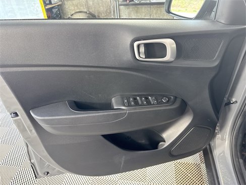 Used 2022 Hyundai Venue SEL image 23