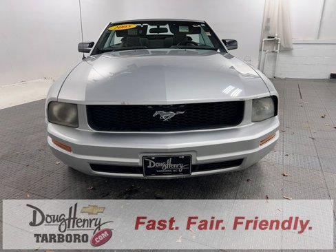 Used 2005 Ford Mustang Convertible image 2