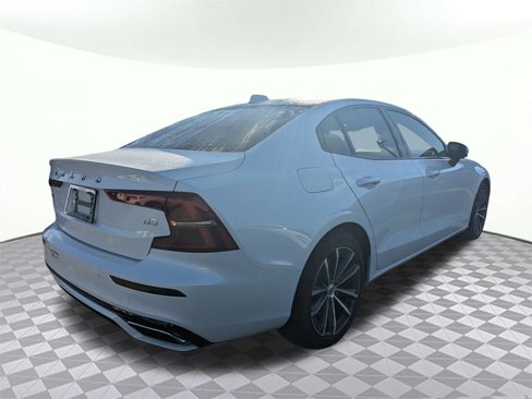 Used 2022 Volvo S60 B5 Momentum image 3