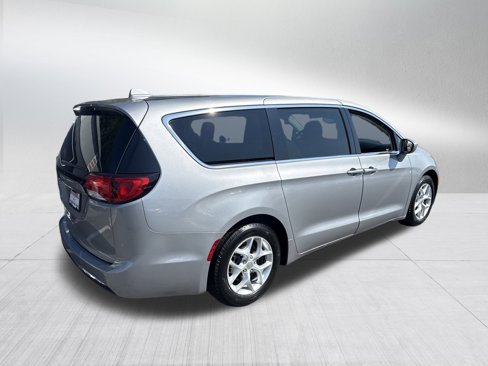 Used 2018 Chrysler Pacifica Touring Plus w/ Tire & Wheel Group image 8